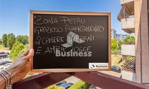 ZONA PETALI:  2 CAMERE, 2 BAGNI, AMPIE LOGGE E GARAGE